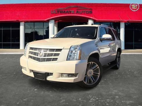 Used 2013 Cadillac Escalade Premium RWD image 2