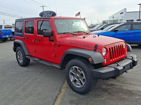 Used 2015 Jeep Wrangler Unlimited Rubicon w/ Connectivity Group image 3