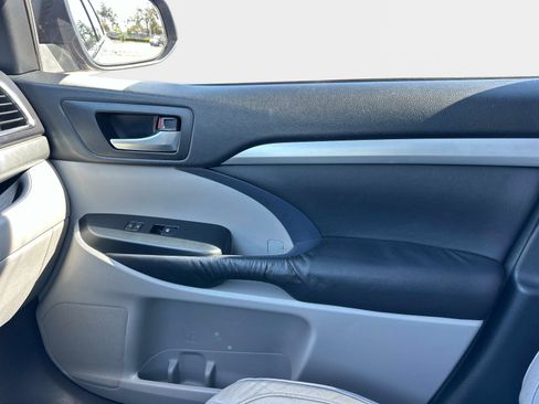 Used 2016 Toyota Highlander XLE image 23
