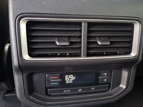 Used 2025 Volkswagen Atlas SE image 12