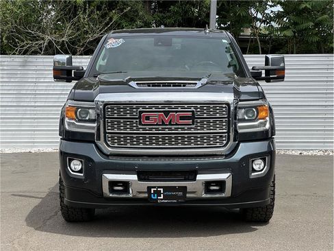 Used 2018 GMC Sierra 2500 Denali w/ Duramax Plus Package AWD/4WD image 7