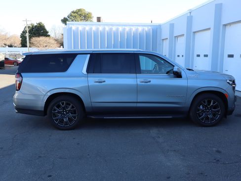 Used 2024 Chevrolet Suburban High Country w/ Advanced Technology Package image 11