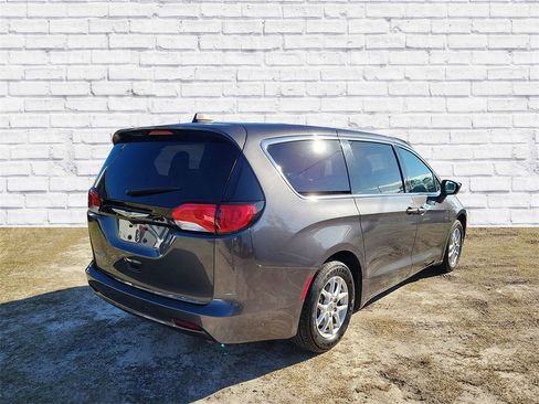 Used 2023 Chrysler Voyager LX image 2