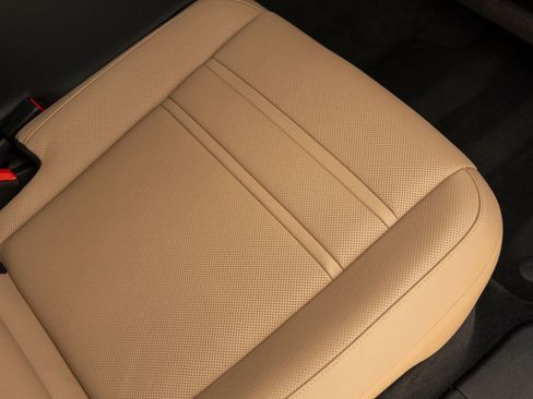 Certified 2025 Porsche Cayenne Turbo AWD/4WD image 40
