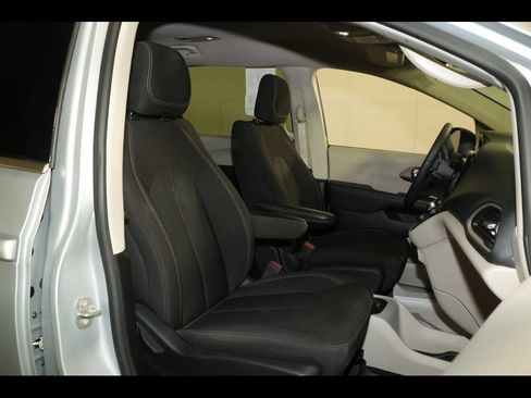 Used 2023 Chrysler Voyager LX FWD image 29