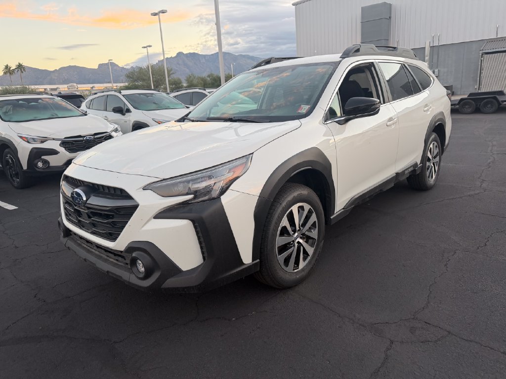 Used 2025 Subaru Outback Premium AWD/4WD image 3