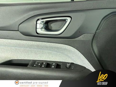 Used 2023 Jeep Compass Latitude AWD/4WD image 16