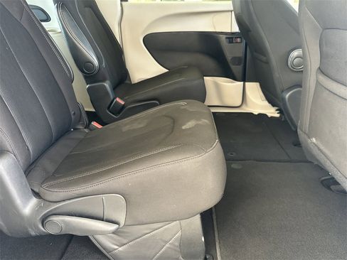 Used 2022 Chrysler Voyager LX image 32