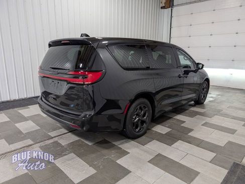 Used 2023 Chrysler Pacifica Touring-L w/ Uconnect Theater Family Group FWD image 4