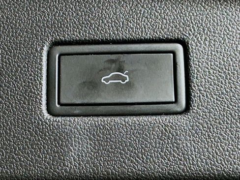 Used 2022 Volkswagen Tiguan SE R-Line image 31