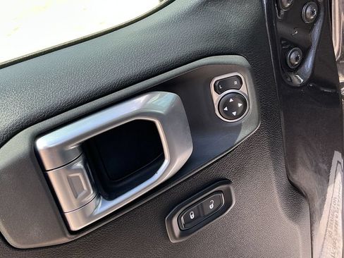 Certified 2022 Jeep Gladiator Sport AWD/4WD image 12