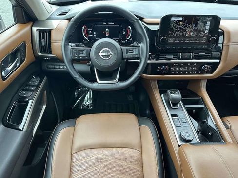 Used 2025 Nissan Pathfinder Platinum image 19