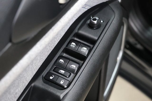 Used 2025 Jeep Compass Latitude w/ Sun & Sound Group AWD/4WD image 19