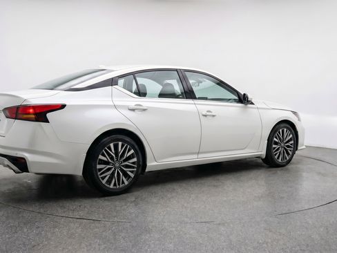 Used 2025 Nissan Altima 2.5 SV FWD image 9