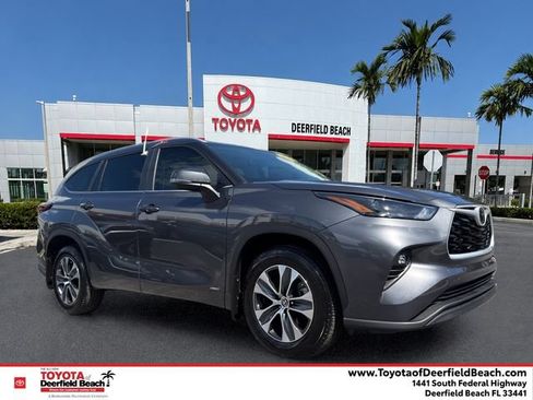 Certified 2025 Toyota Highlander XLE AWD/4WD image 1