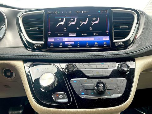 Used 2021 Chrysler Pacifica Touring-L image 16