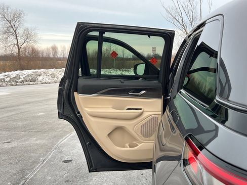 Used 2024 Jeep Grand Cherokee Limited w/ Luxury Tech Group II image 36