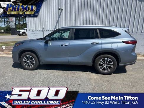 Used 2023 Toyota Highlander XLE FWD image 1