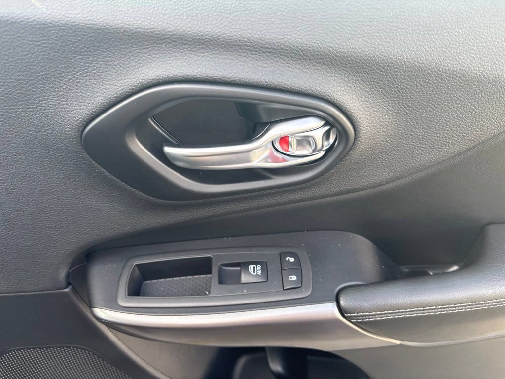 Used 2019 Jeep Cherokee Limited AWD/4WD image 27