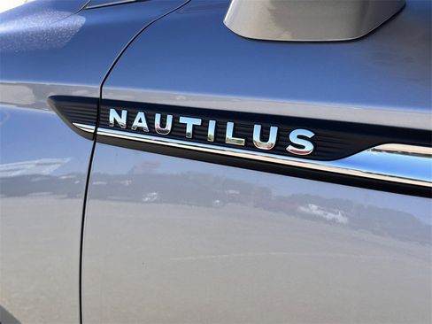 Used 2021 Lincoln Nautilus Reserve w/ Equipment Group 201A image 12