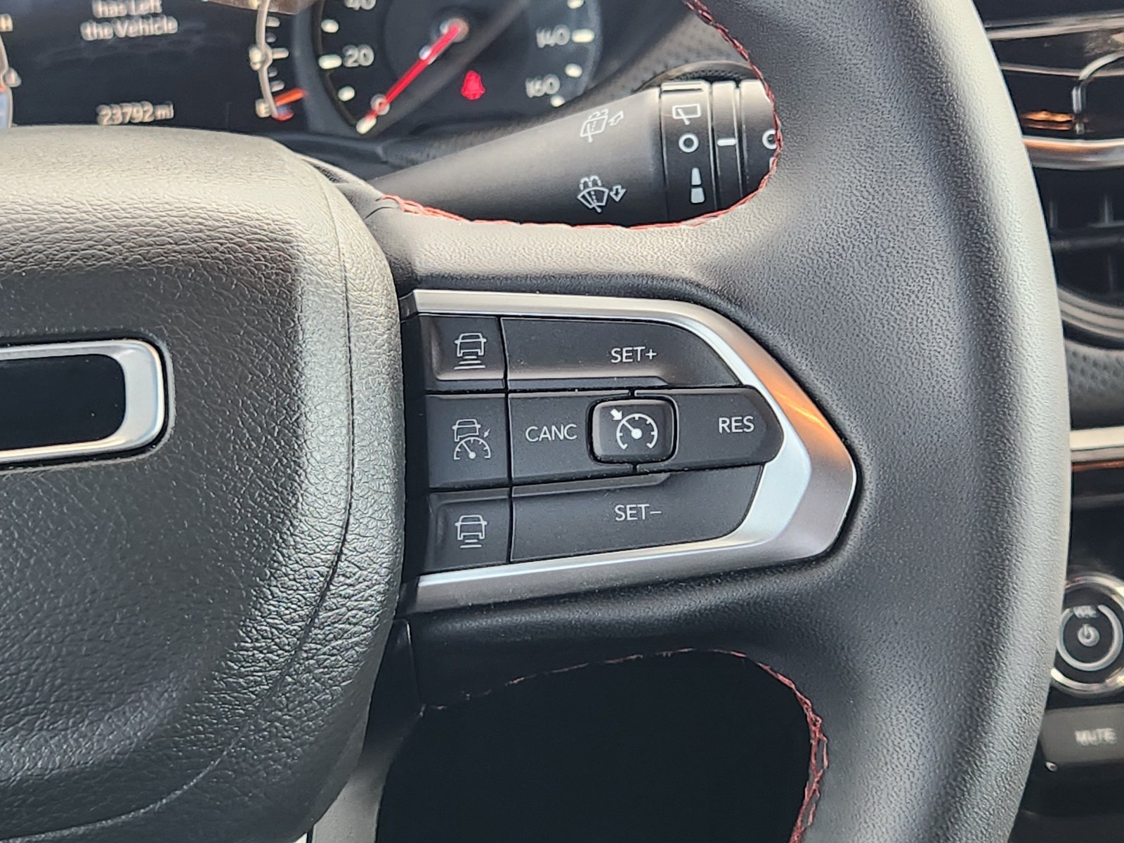 Used 2025 Jeep Compass Trailhawk AWD/4WD image 38