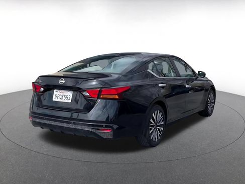 Used 2025 Nissan Altima 2.5 SV FWD image 11
