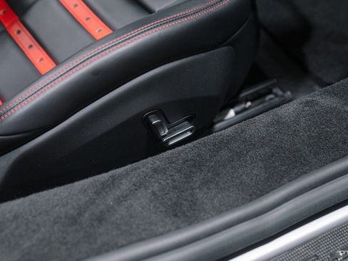 Used 2022 Ferrari SF90 Spider image 33