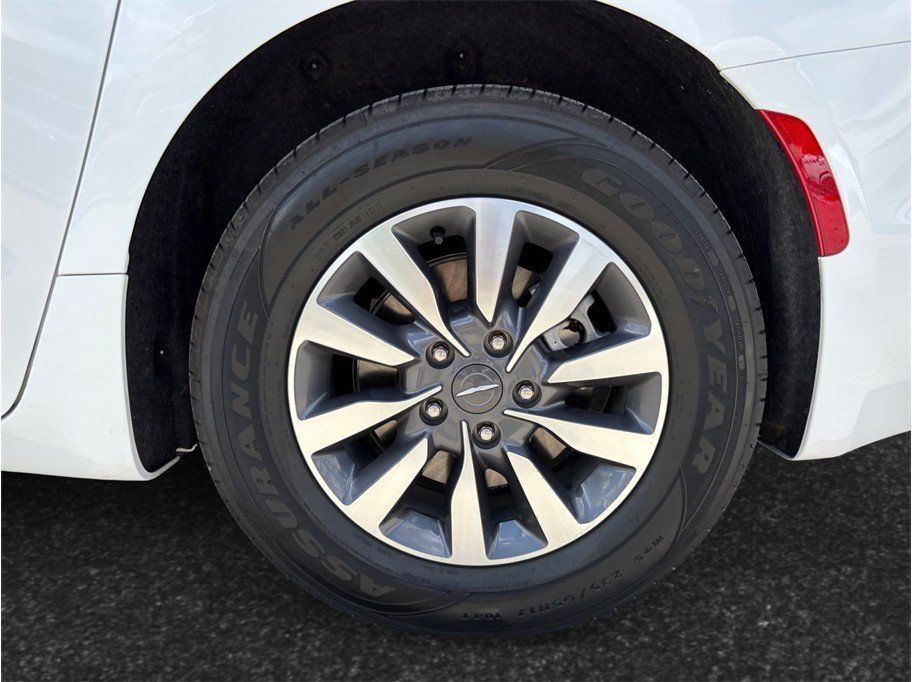 Used 2024 Chrysler Pacifica Limited FWD image 16