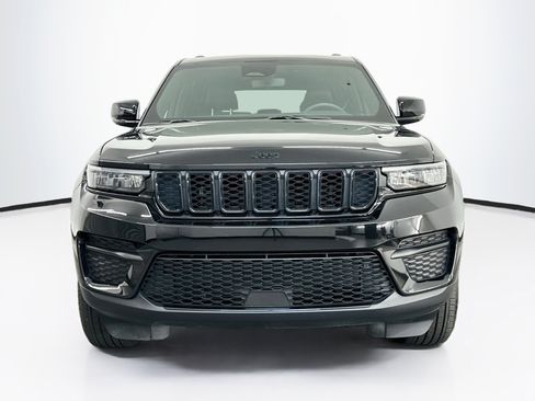 Used 2024 Jeep Grand Cherokee Altitude AWD/4WD image 2