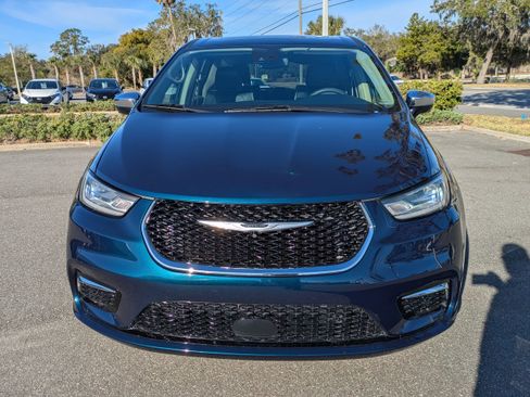 Used 2023 Chrysler Pacifica Limited image 9