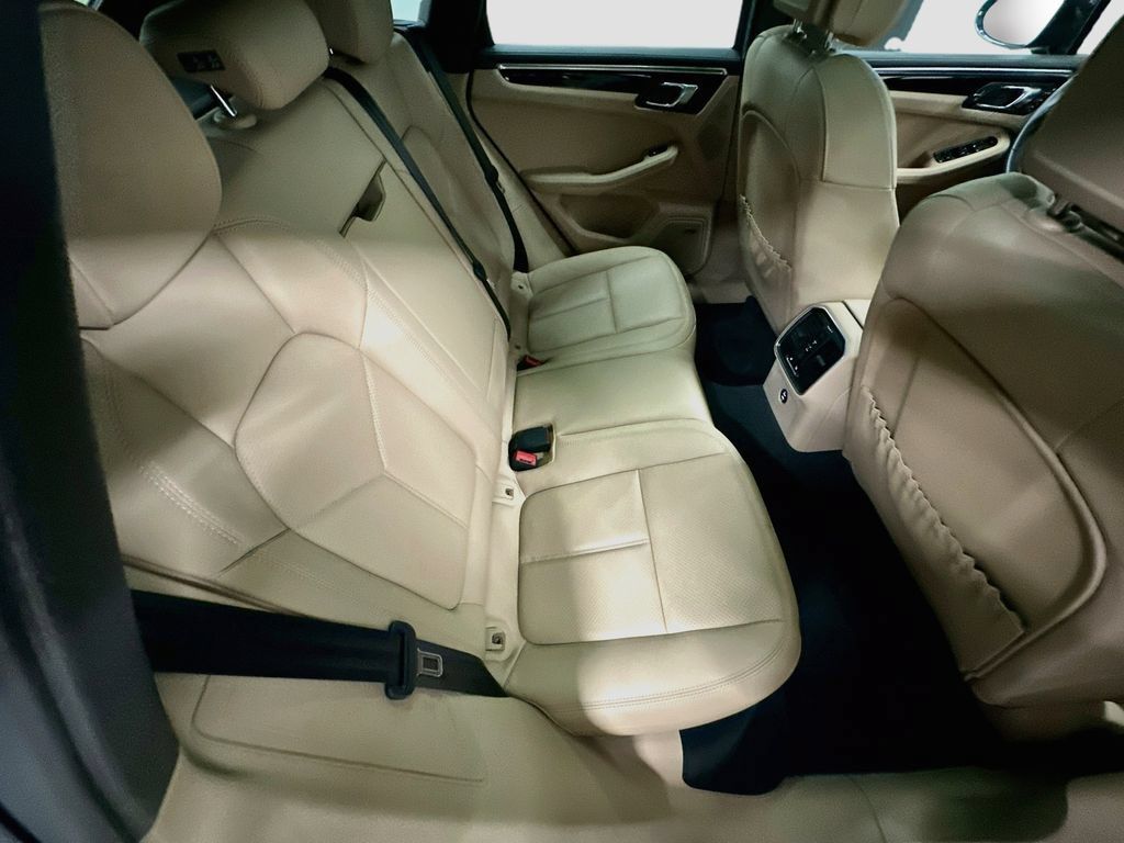 Certified 2025 Porsche Macan AWD/4WD image 28