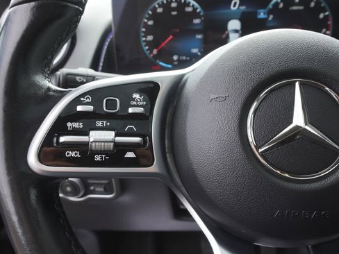 Used 2023 Mercedes-Benz GLB 250 4MATIC w/ Premium Package image 19