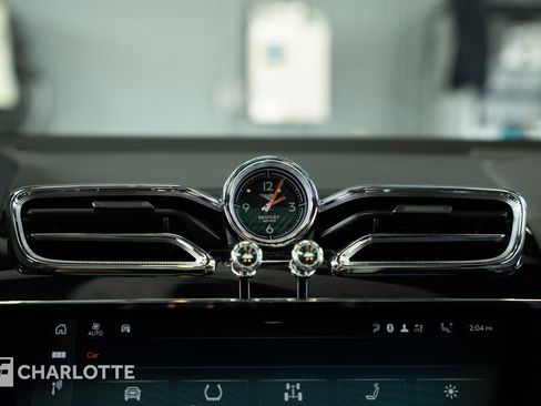 Used 2024 Bentley Bentayga image 24