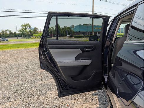 Used 2023 Toyota Highlander XLE AWD/4WD image 11