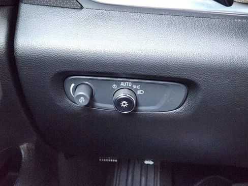 Used 2023 Chevrolet Traverse Premier image 24