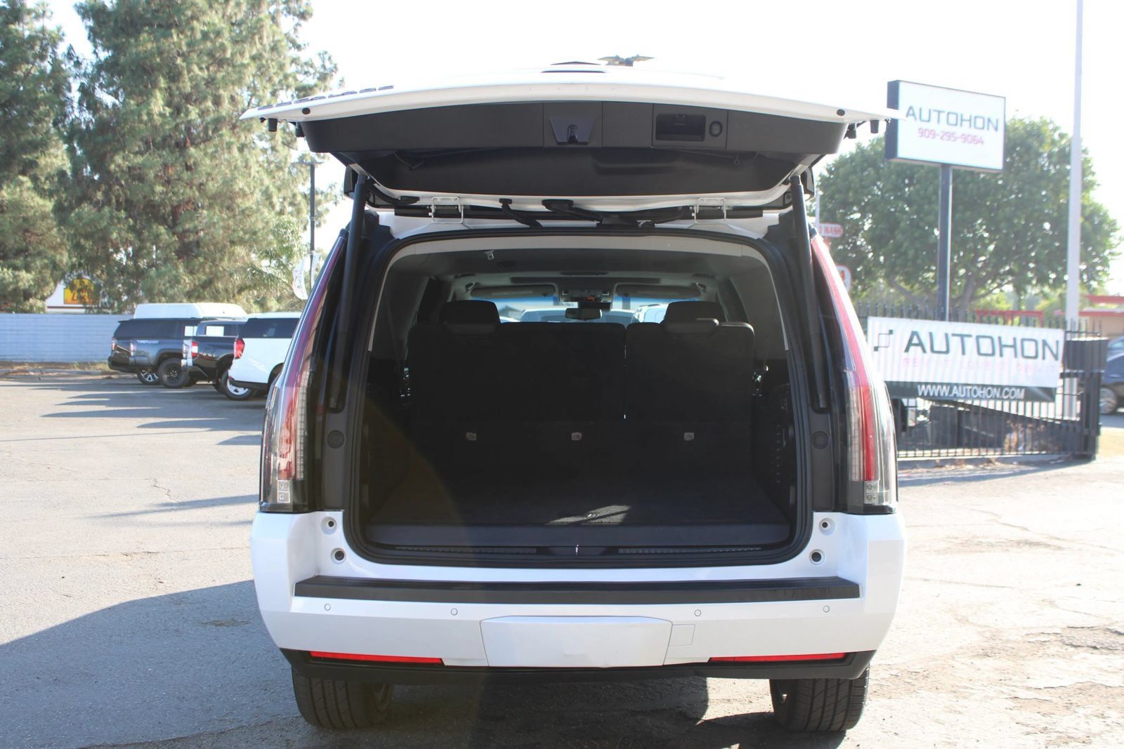 Used 2018 Cadillac Escalade ESV Luxury AWD/4WD image 40