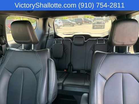 Used 2025 Chrysler Pacifica Select image 17