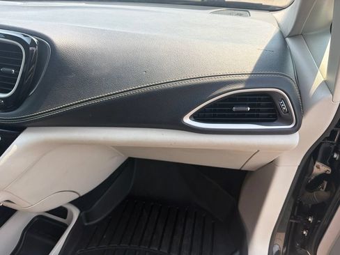 Used 2023 Chrysler Pacifica Touring-L w/ Uconnect Theater Family Group AWD/4WD image 36
