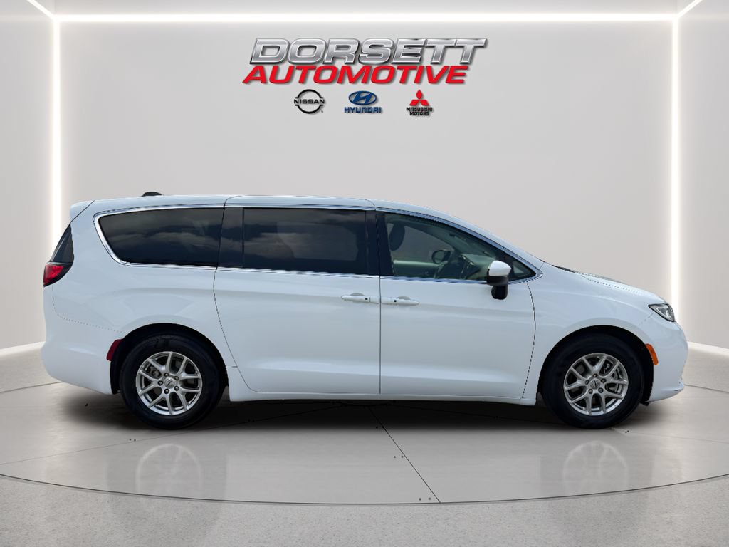 Used 2023 Chrysler Pacifica Touring-L FWD image 5