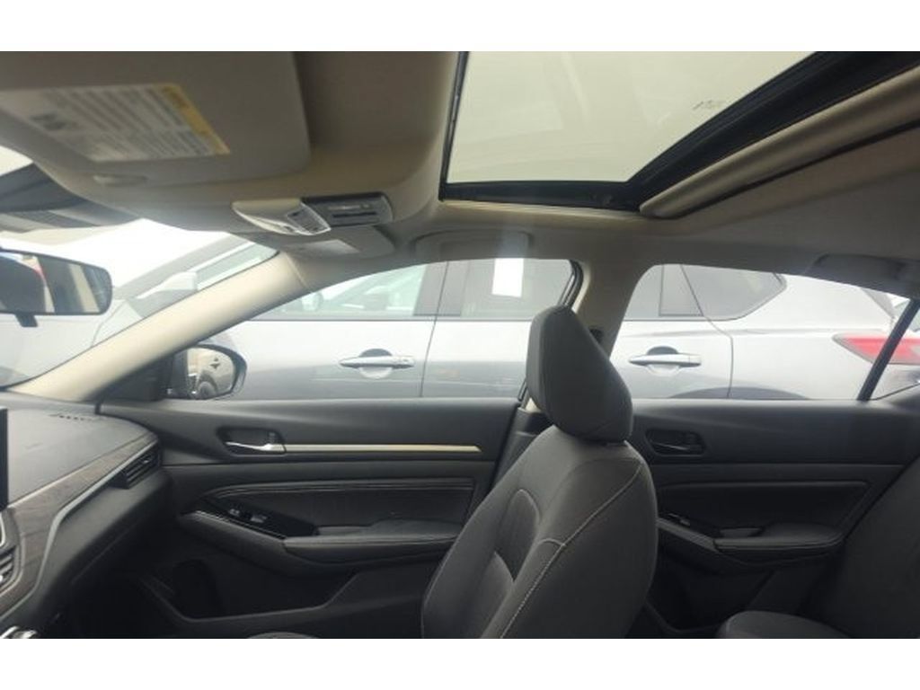 Used 2023 Nissan Altima 2.5 SV w/ SV Premium Package FWD image 9