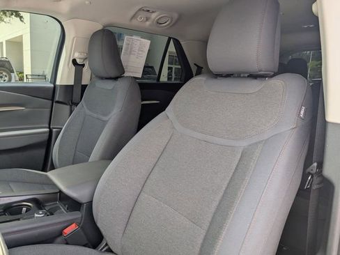 Used 2025 Ford Explorer Active RWD image 14