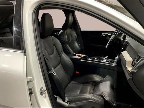 Certified 2022 Volvo XC60 T8 Inscription w/ Advanced Package image 7