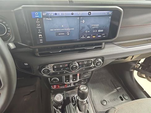 Used 2024 Jeep Wrangler Rubicon w/ Convenience Group image 25