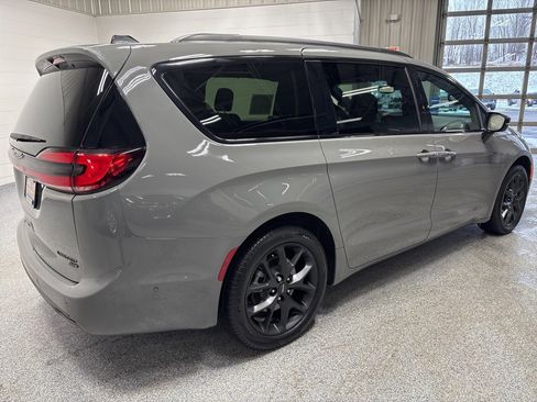 Used 2025 Chrysler Pacifica Limited image 7