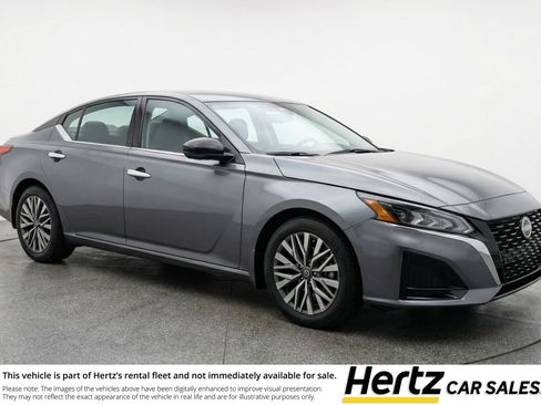 Used 2025 Nissan Altima 2.5 SV image 1