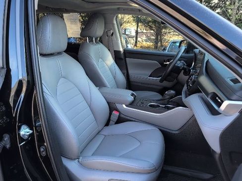 Used 2023 Toyota Highlander XLE image 29