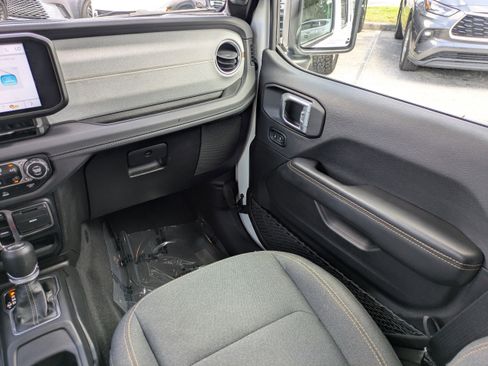 Used 2025 Jeep Wrangler Unlimited Sahara AWD/4WD image 16