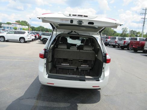Used 2016 Toyota Sienna XLE Premium FWD image 8