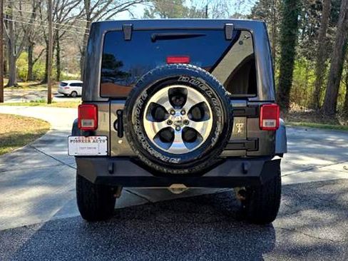 Used 2018 Jeep Wrangler Unlimited Sahara w/ Connectivity Group image 37