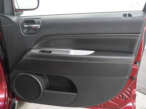 Used 2014 Jeep Compass Latitude FWD image 11